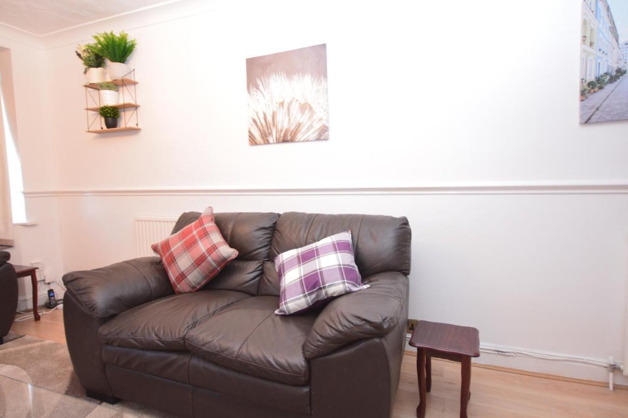 London Luxury 5 Bedroom House 2 Min Walk To The Tube Station Dagenham Eksteriør bilde