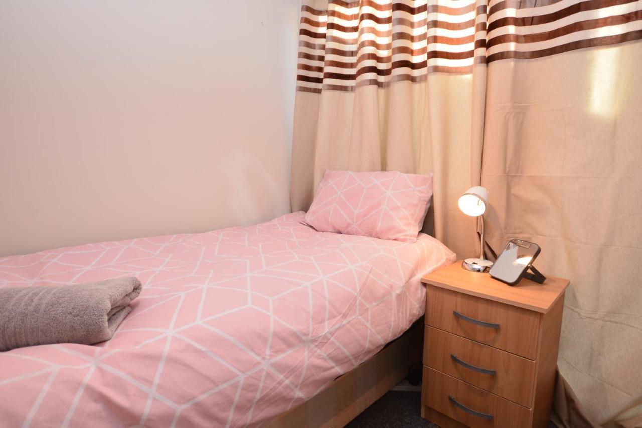 London Luxury 5 Bedroom House 2 Min Walk To The Tube Station Dagenham Eksteriør bilde