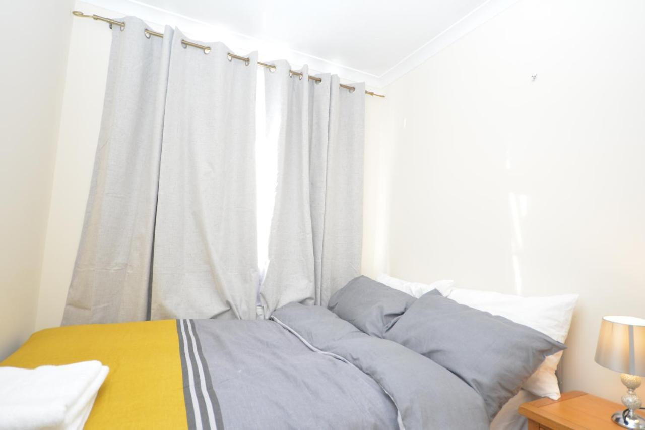 London Luxury 5 Bedroom House 2 Min Walk To The Tube Station Dagenham Eksteriør bilde