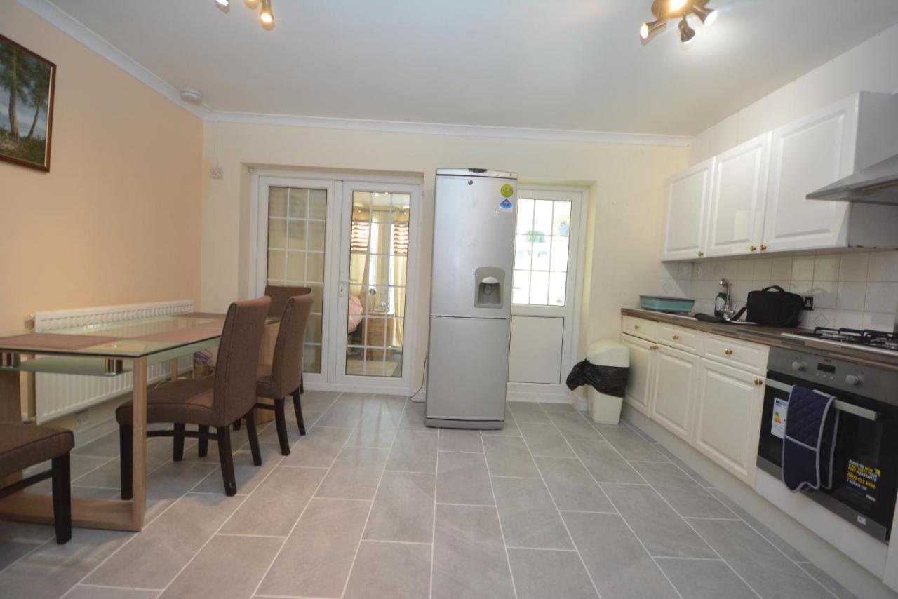 London Luxury 5 Bedroom House 2 Min Walk To The Tube Station Dagenham Eksteriør bilde