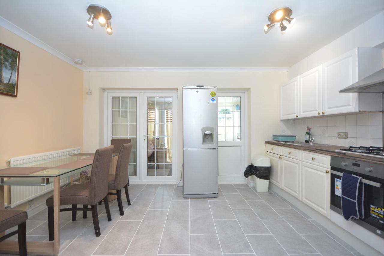 London Luxury 5 Bedroom House 2 Min Walk To The Tube Station Dagenham Eksteriør bilde