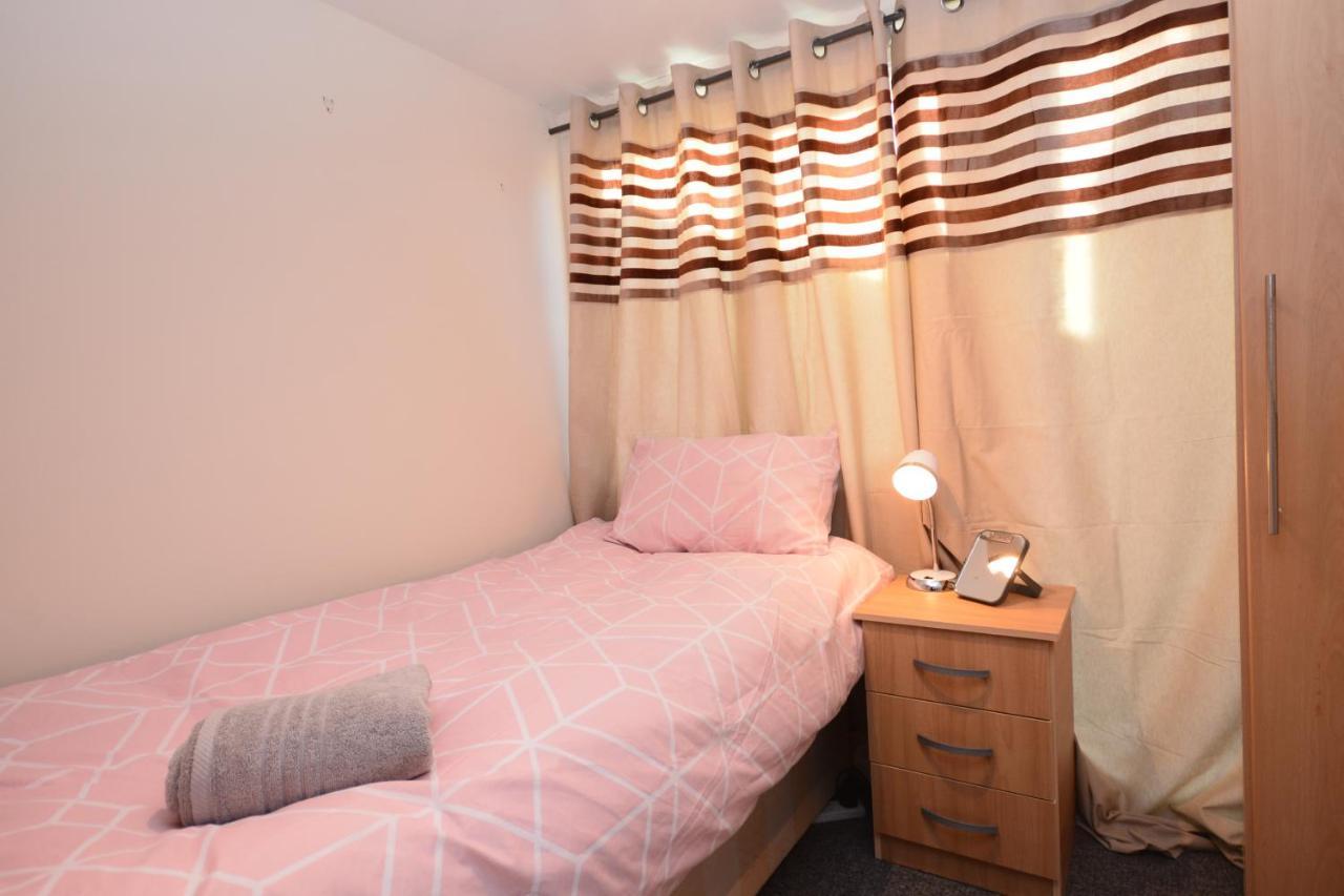 London Luxury 5 Bedroom House 2 Min Walk To The Tube Station Dagenham Eksteriør bilde