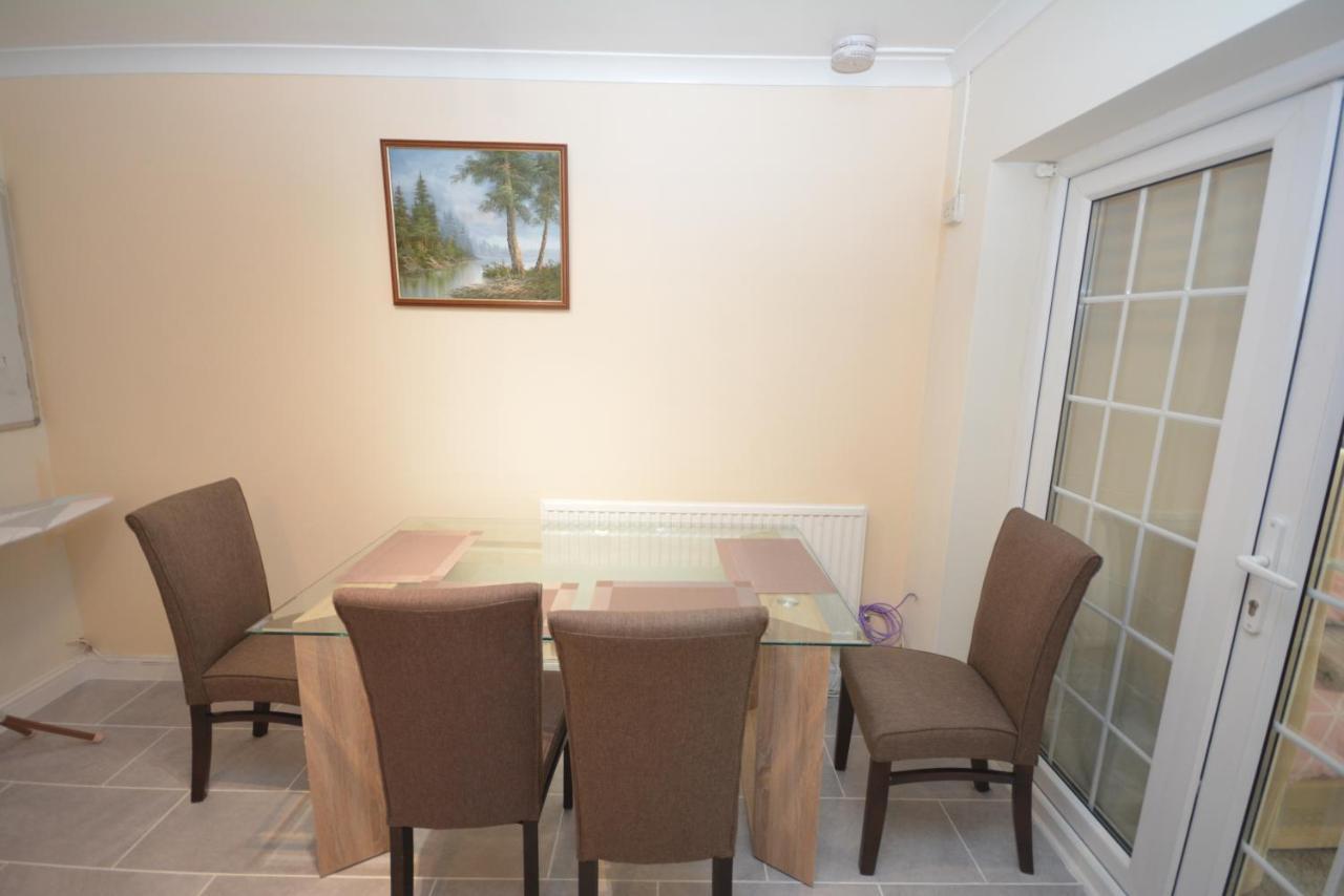 London Luxury 5 Bedroom House 2 Min Walk To The Tube Station Dagenham Eksteriør bilde