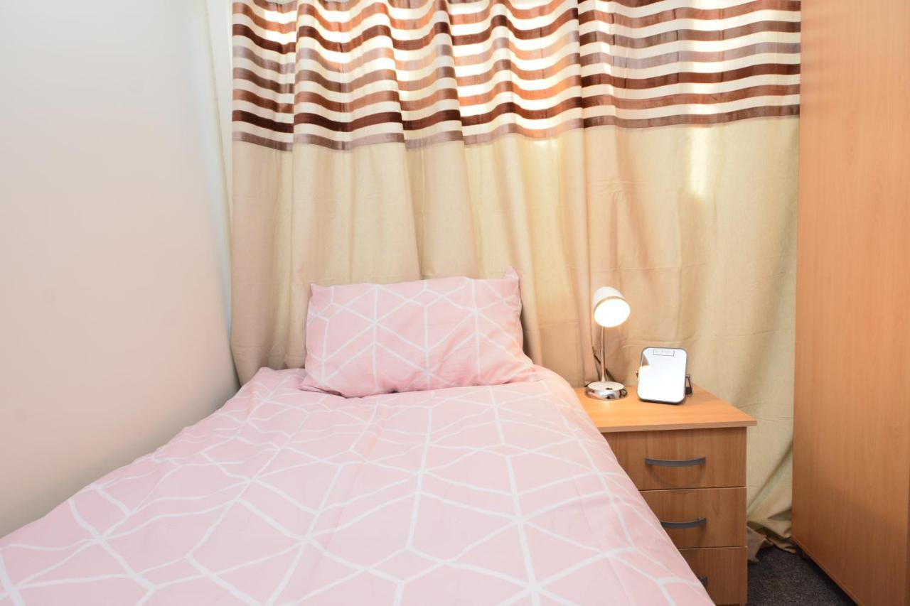 London Luxury 5 Bedroom House 2 Min Walk To The Tube Station Dagenham Eksteriør bilde
