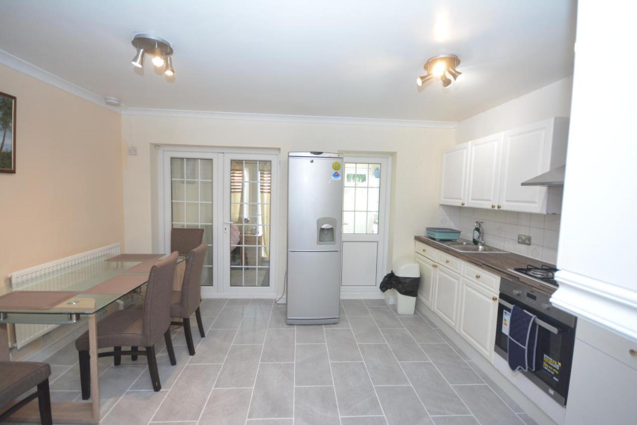 London Luxury 5 Bedroom House 2 Min Walk To The Tube Station Dagenham Eksteriør bilde