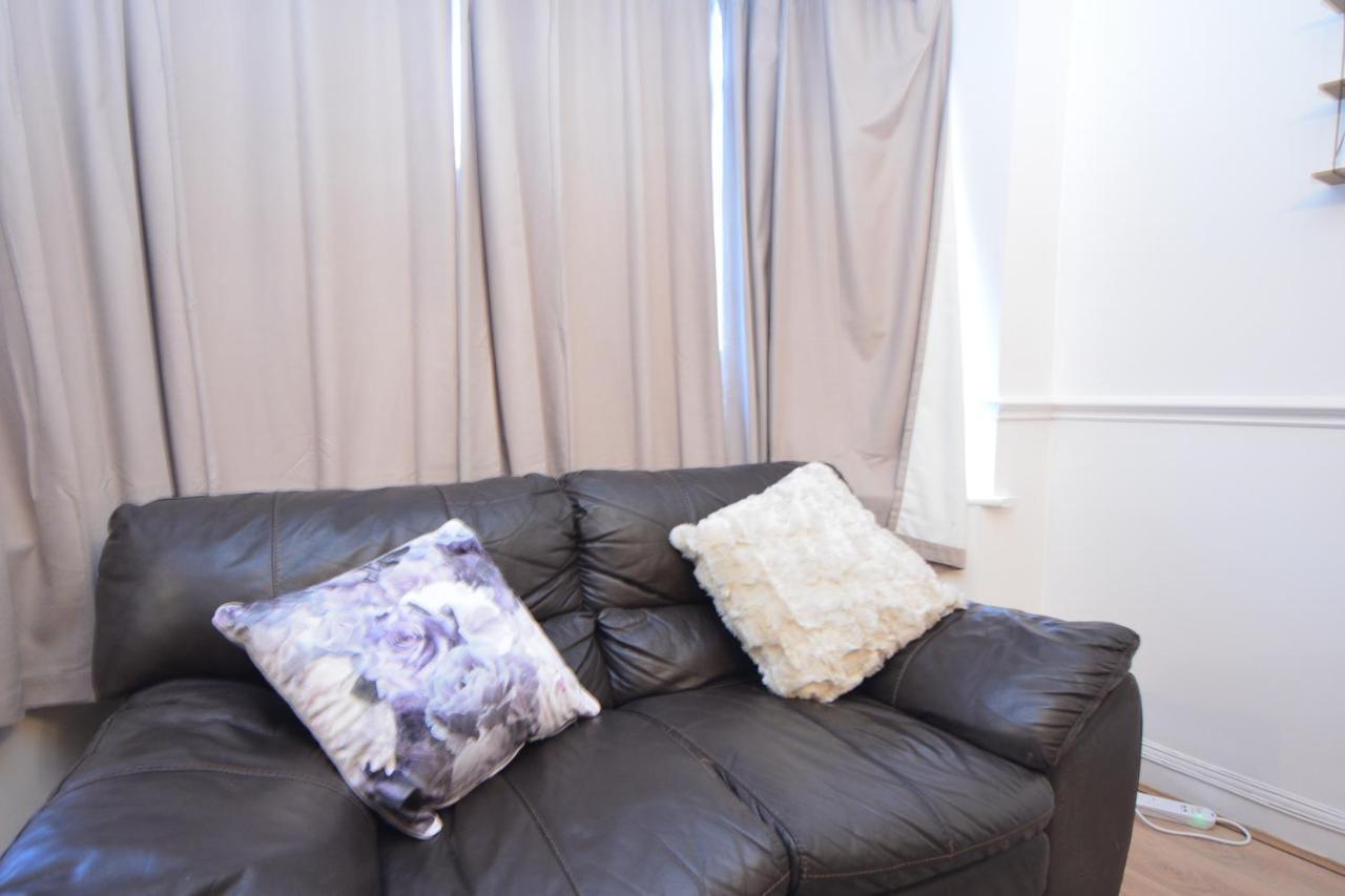 London Luxury 5 Bedroom House 2 Min Walk To The Tube Station Dagenham Eksteriør bilde