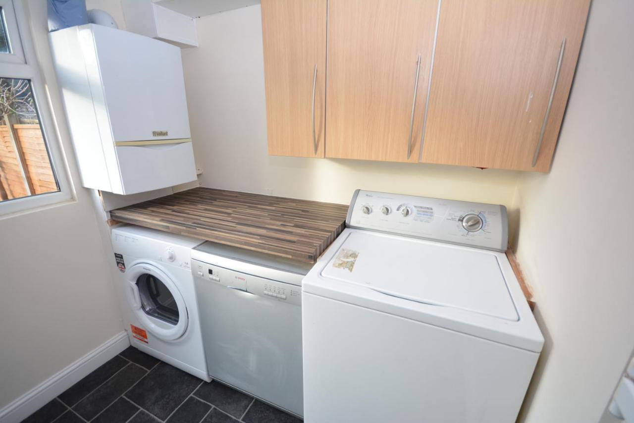 London Luxury 5 Bedroom House 2 Min Walk To The Tube Station Dagenham Eksteriør bilde