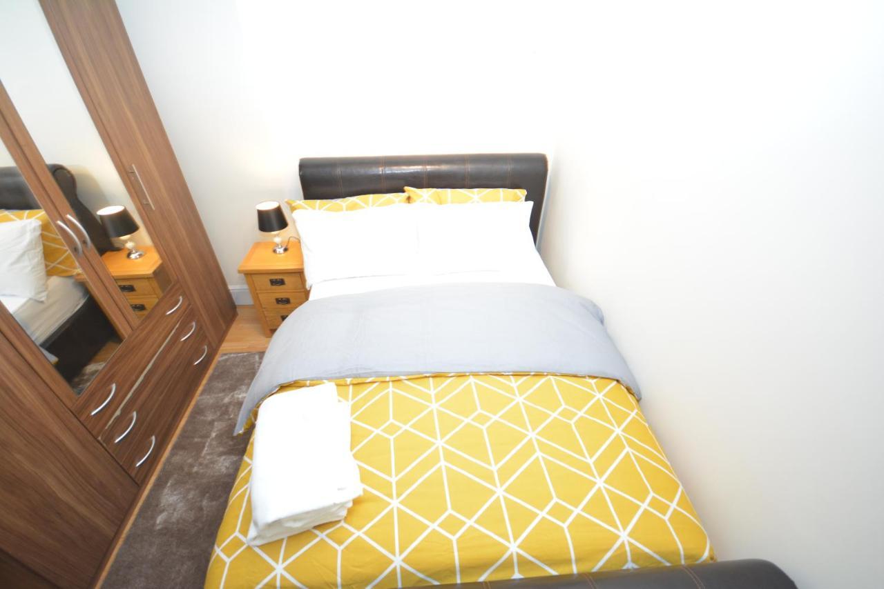 London Luxury 5 Bedroom House 2 Min Walk To The Tube Station Dagenham Eksteriør bilde